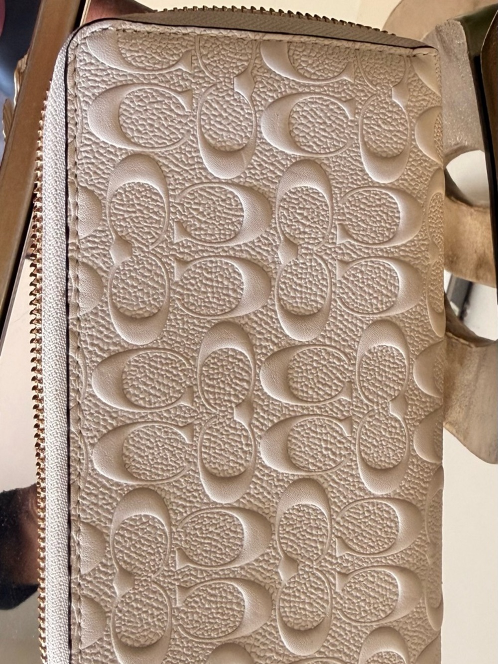Coach White Embossed Signature Zip Wallet Wristlet with Gold Hardware - Picture 3 of 4